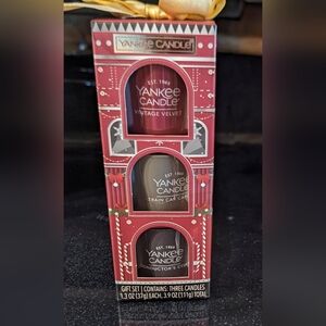 Yankee Candle Holiday Gift Set - Vintage Velvet, Train Car, Conductor's Coat